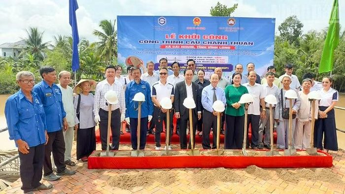 Đại biểu chụp ảnh lưu niệm tại lễ khởi công cầu Chánh Thuận. (Ảnh: BÁ DŨNG)