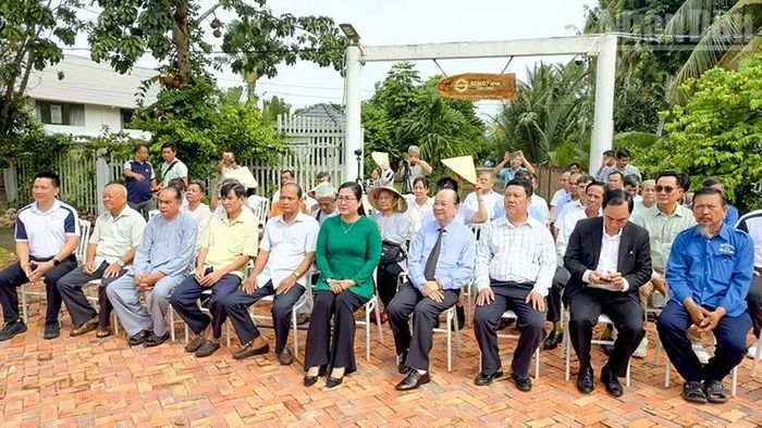 Đại biểu tham dự lễ khởi công cầu Chánh Thuận. (Ảnh: BÁ DŨNG)