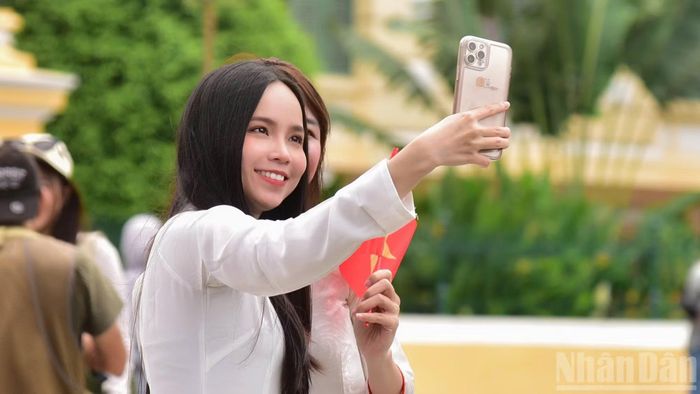 Nhiều gia đình, nhóm bạn lựa chọn các địa điểm trung tâm thành phố để lưu lại những khoảnh khắc đáng nhớ.