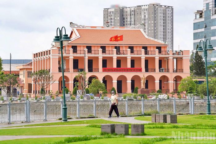 Tại khu vực Bến Nhà Rồng, cờ đỏ sao vàng tung bay tạo điểm nhấn giữa không gian ven sông Sài Gòn.