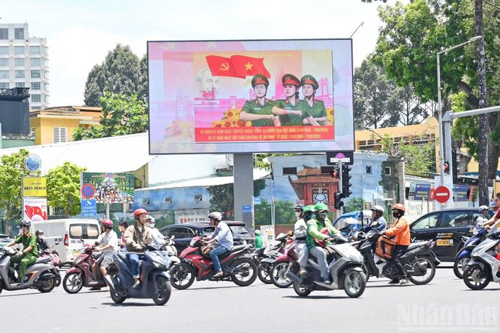 Sắc cờ đỏ sao vàng rợp khắp phố phường Thành phố Hồ Chí Minh, tạo nên không gian rực rỡ và lan tỏa niềm tự hào, phấn khởi trong những ngày cả nước hướng về Quốc khánh 2/9.