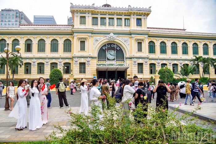 Người dân và du khách tham quan các di tích lịch sử, địa điểm văn hóa lâu đời của thành phố trong không khí rộn ràng của ngày Tết Độc lập.