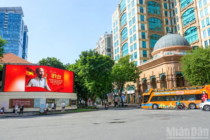  Cùng với không gian được trang hoàng bắt mắt, người dân và du khách cũng tranh thủ thời gian nghỉ lễ để tham quan, vui chơi, chụp ảnh và tận hưởng không khí đặc biệt của Ngày Quốc khánh﻿. 