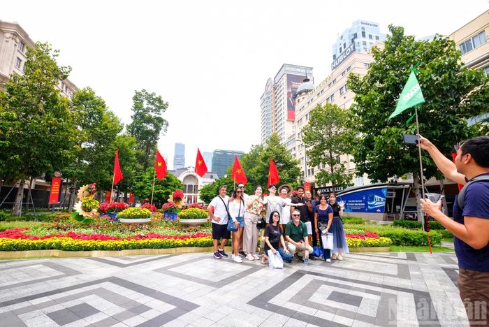 Du khách thích thú chụp ảnh, lưu lại những khoảnh khắc trong không khí rộn ràng của ngày Quốc khánh.