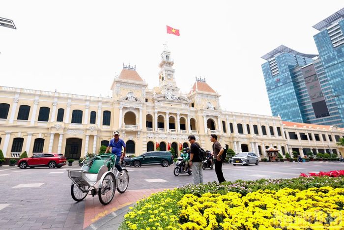 Từ những tuyến đường rợp bóng cờ hoa đến các khu vui chơi, điểm tham quan﻿, không khí những ngày này trở nên nhộn nhịp hơn.