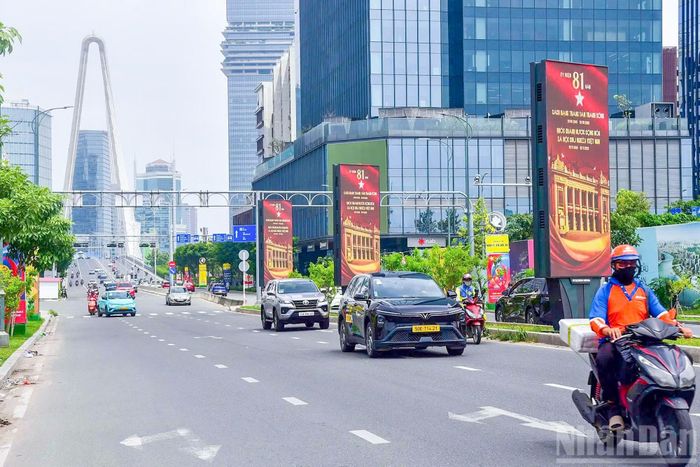Sắc đỏ, sắc vàng phủ khắp phố phường, tạo nên không khí lễ hội vui tươi, phấn khởi.