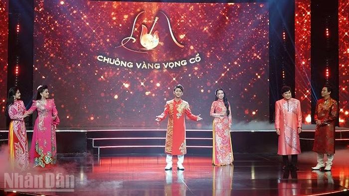 Các nghệ sĩ gạo cội cùng những giọng ca Chuông vàng trong một tiết mục của đêm Gala. (Ảnh: Linh Bảo)