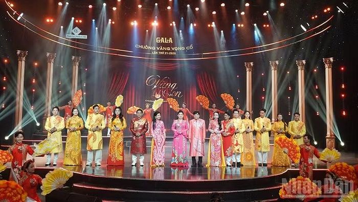 Các nghệ sĩ thành danh biểu diễn cùng 9 thí sinh vào vòng chung kết Chuông vàng vọng cổ 2026. (Ảnh: Linh Bảo).