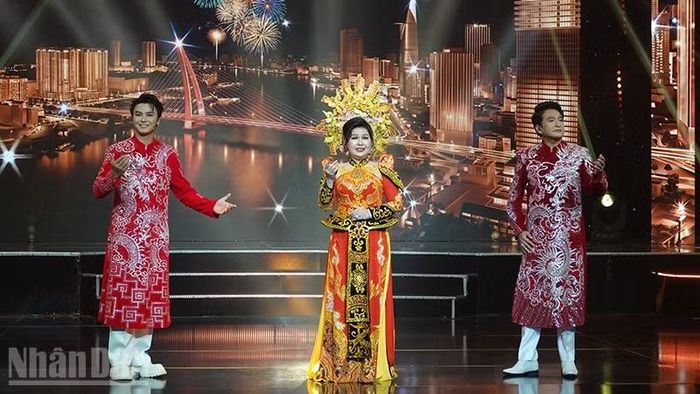 Ba nghệ sĩ Võ Minh Lâm, Hồ Ngọc Trinh, Trọng Phúc (từ trái sang) biểu diễn trong tiết mục Ánh sao Việt Nam-Thịnh vượng Việt Nam sáng ngời. (Ảnh: Linh Bảo)