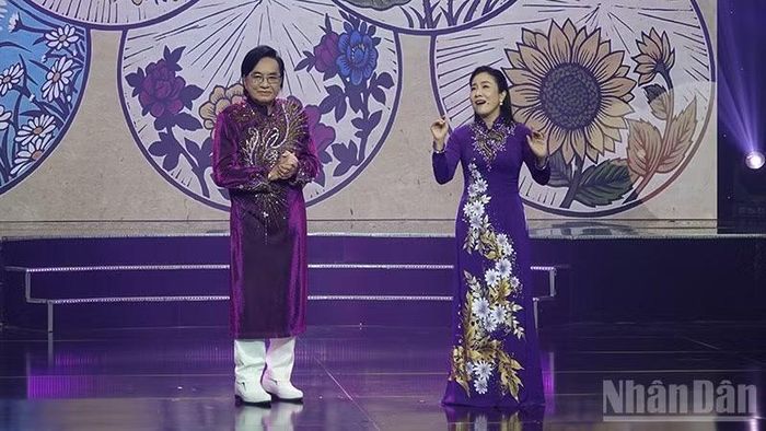 Nghệ sĩ Nhân dân Thanh Tuấn và Nghệ sĩ Ưu tú Vân Khánh biểu diễn trong chương trình. (Ảnh: Linh Bảo)