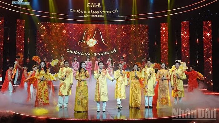 Các thí sinh vào vòng chung kết Chuông vàng vọng cổ 2026 biểu diễn trong đêm Gala Vàng son. (Ảnh: Linh Bảo)