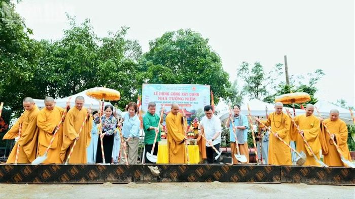 Các đại biểu tiến hành nghi thức Hưng công xây dựng Nhà Tưởng niệm anh linh Liệt sĩ nhà báo cách mạng Việt Nam.