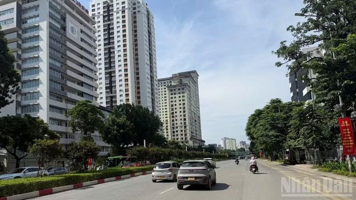 Phố Nguyễn Chí Thanh khá vắng, khác hẳn ngày thường luôn tấp nập các phương tiện