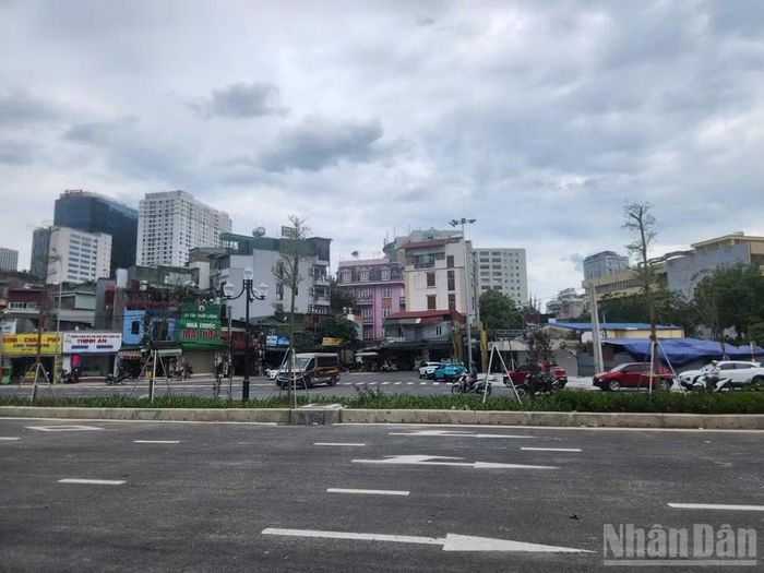 Đường phố Hà Nội trở nên khác lạ khi giao thông thưa vắng.