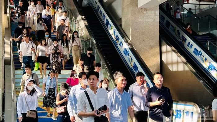 Bên trong khu nhà ga metro khá nhộn nhịp
