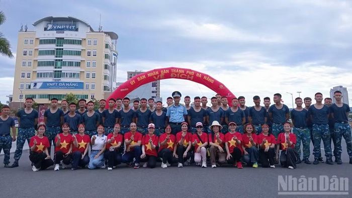 Cán bộ, chiến sĩ Trung đoàn Tên lửa 282 tại chương trình đi bộ “Cùng Việt Nam tiến bước” năm 2026. (Ảnh: CÔNG TUẤN)