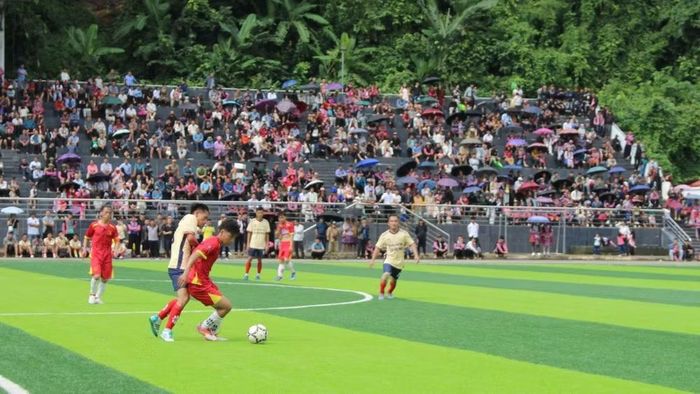 Thi đấu bóng đá, một trong những hoạt động thể thao nằm trong khuôn khổ Tuần Văn hóa-Du lịch Mộc Châu. (Ảnh: QUỐC TUẤN)