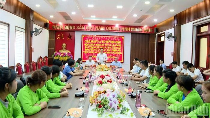 Lãnh đạo Sở Văn hóa, Thể thao và Du lịch; Sở Dân tộc và Tôn giáo tỉnh Tuyên Quang gặp mặt đội bóng đá nữ xã Lâm Bình. (Ảnh: Kim Thoa)