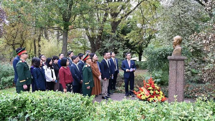 Lễ dâng hoa trước tượng Chủ tịch Hồ Chí Minh ở Công viên Montreau thuộc thành phố Montreuil, nhân dịp kỷ niệm 81 năm Quốc khánh nước Cộng hòa xã hội chủ nghĩa Việt Nam. (Ảnh: KHẢI HOÀN)
