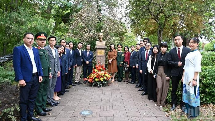 Dâng hoa tại tượng Chủ tịch Hồ Chí Minh ở Công viên Montreau là một hoạt động rất ý nghĩa để nhắc nhớ về những năm tháng gian khó nhưng đầy quyết tâm của Người trên hành trình tìm con đường giải phóng dân tộc. (Ảnh: TRUNG HƯNG)