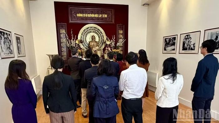 Lễ dâng hương tại phòng thờ Bác Hồ trong Đại sứ quán Việt Nam tại Pháp. (Ảnh: KHẢI HOÀN)