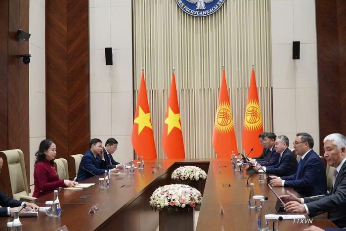 Phó Chủ tịch nước Võ Thị Ánh Xuân gặp Tổng thống Kyrgystan Sadyr Japarov. (Ảnh: TTXVN)