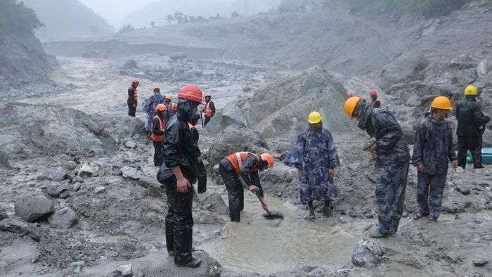 Lực lượng cứu hộ tìm kiếm các nạn nhân mất tích ở Rasuwa, Nepal. Ảnh: REUTERS