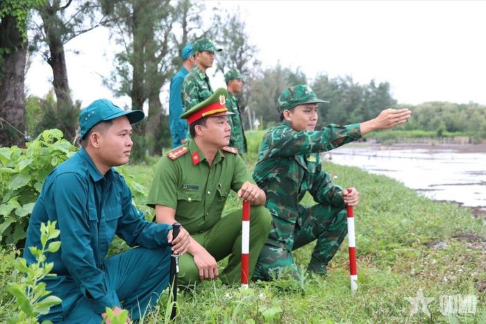 Tuổi trẻ Bộ đội Biên phòng tỉnh Đồng Tháp phối hợp với tuổi trẻ Công an, dân quân tự vệ trên địa bàn tuần tra kiểm soát trên tuyến biên giới. Ảnh: HỮU CHÍ