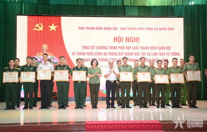 Các tập thể được tặng Bằng khen của Trung ương Đoàn TNCS Hồ Chí Minh vì có thành tích xuất sắc trong triển khai, thực hiện chương trình phối hợp giữa thanh niên Quân đội và Công an trong thực hiện Chỉ thị số 05-CT/TW, giai đoạn 2022-2026.
