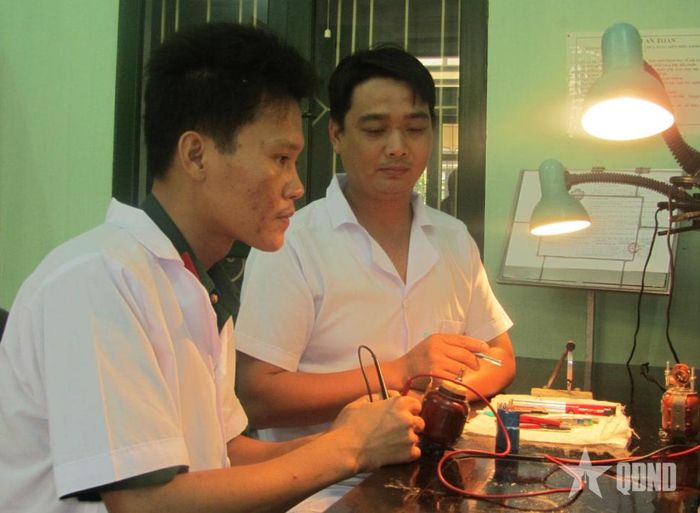Sửa chữa chi tiết tổ hợp tên lửa chống tăng tại Xưởng X965. Ảnh: XUÂN LƯU