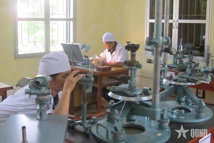 Sửa chữa khí tài quang học tại Xưởng X965. Ảnh: XUÂN LƯU