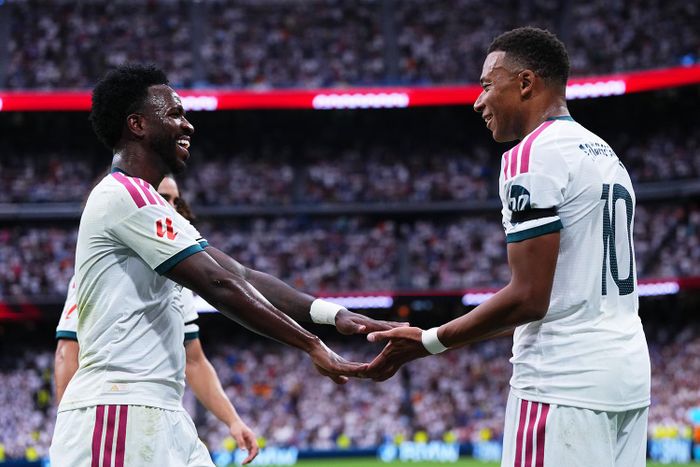 Vinicius (trái) chung vui với bàn thắng nâng tỷ số lên 3-0 của Mbappe (phải). Ảnh: AP