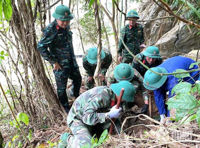  Đội quy tập Đoàn Kinh tế - Quốc phòng 337, Quân khu 4 khai quật một vị trí được xác định có hài cốt liệt sĩ. Ảnh: KHẮC TRÀ