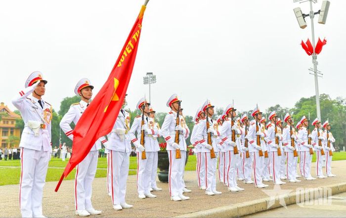Cán bộ, chiến sĩ Bộ tư lệnh Lăng Chủ tịch Hồ Chí Minh thực hiện nghi lễ thượng cờ tại Quảng trường Ba Đình. Ảnh: TUẤN HUY