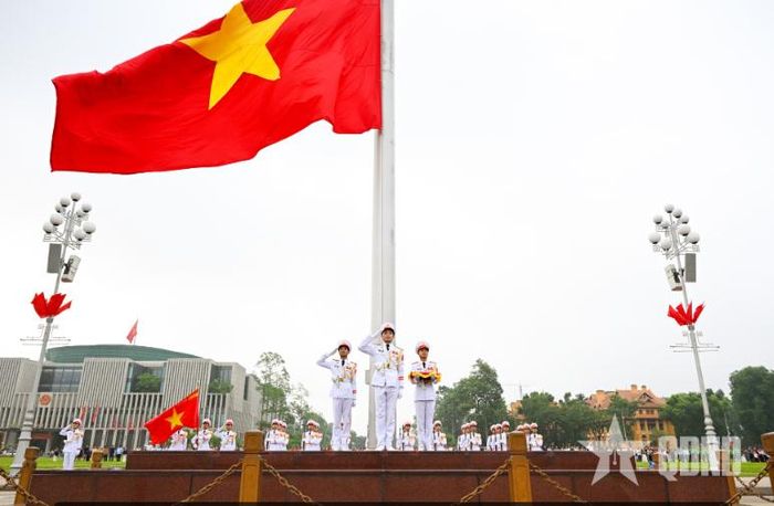 Cán bộ, chiến sĩ Bộ tư lệnh Lăng Chủ tịch Hồ Chí Minh thực hiện nghi lễ thượng cờ tại Quảng trường Ba Đình. Ảnh: TUẤN HUY