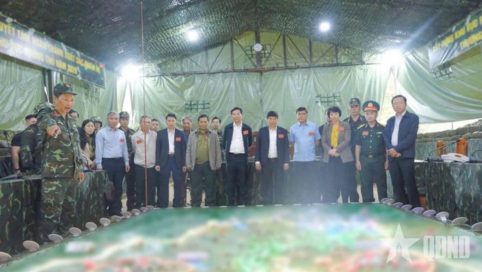 Ban CHQS phường 1 Bảo Lộc báo cáo kế hoạch chiến đấu trên sa bàn.