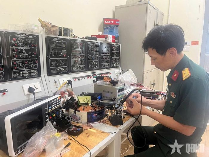 Giảng viên của Khoa Vô tuyến điện tử, Học viện Kỹ thuật Quân sự nghiên cứu, thiết kế, cải tiến mô hình dạy học. Ảnh minh họa: qdnd.vn