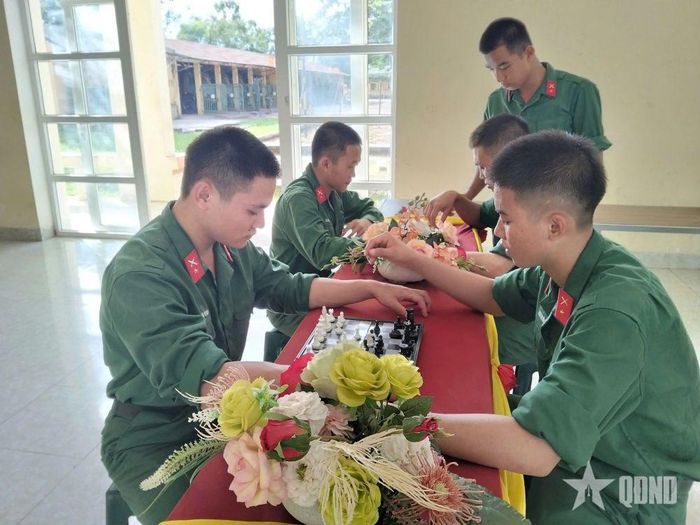  Giải trí với môn cờ vua của các chiến sĩ Trung đoàn 3, Sư đoàn 324.