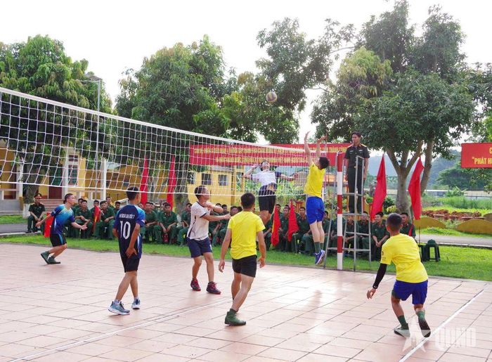 Sôi nổi màn tranh đấu bóng chuyền giữa các đơn vị thuộc Tiểu đoàn 4, Trung đoàn 335. 