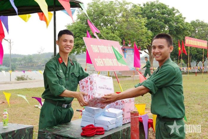 Những nụ cười tươi vui của chiến sĩ Trung đoàn 1 sau khi nhận quà thưởng. 