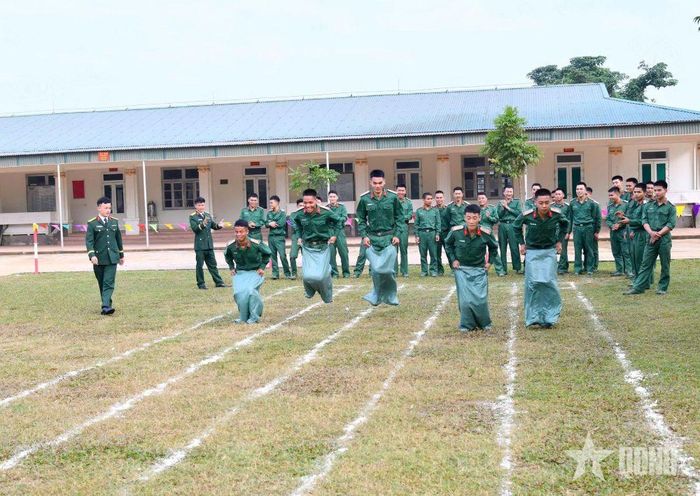 Chiến sĩ Trung đoàn 1 thi đấu nhảy bao bố.  