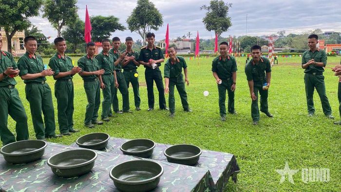 Chiến sĩ Tiểu đoàn 17, Sư đoàn 324 sôi nổi tham gia trò chơi ném bóng xa đúng đích, tạo không khí vui tươi, đoàn kết.  