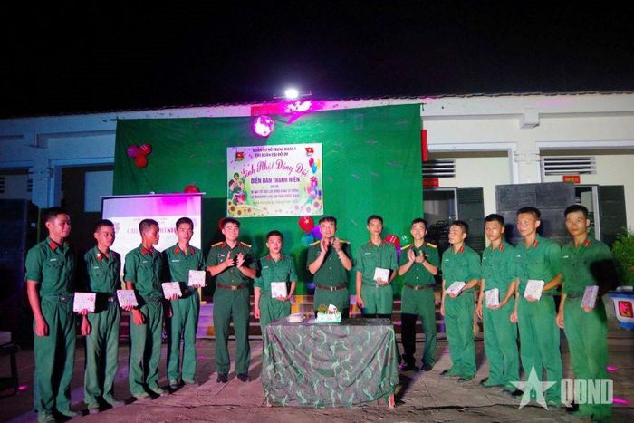 Đoàn cơ sở Trung đoàn 1 tổ chức Diễn đàn Thanh niên kết hợp sinh nhật đồng đội.