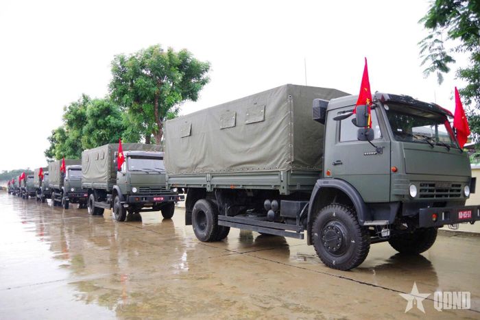 Sư đoàn 324 kiểm tra xe sẵn sàng cơ động.  