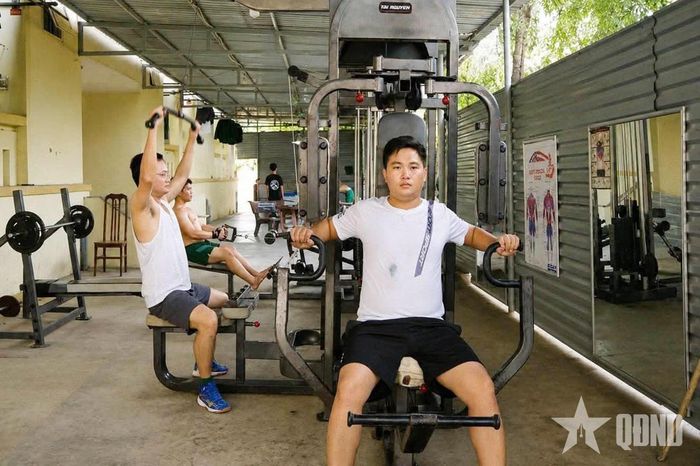 Cán bộ, chiến sĩ Trung đoàn 996 tập gym vào giờ nghỉ.