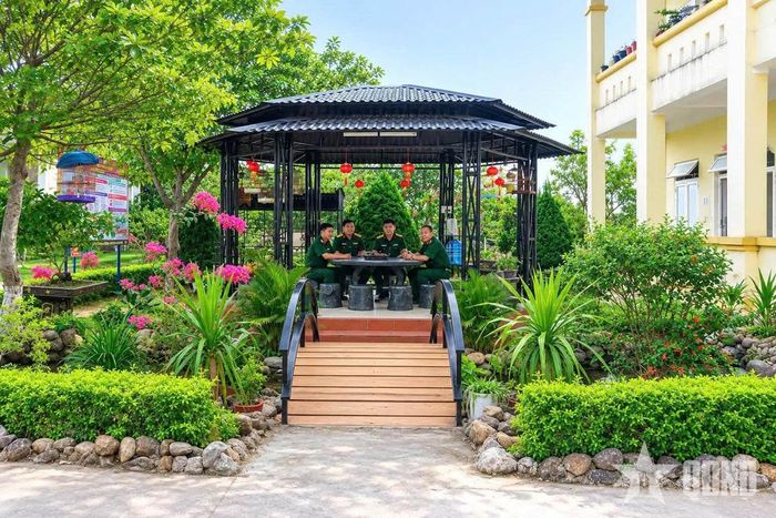 Khu "Vườn thanh niên" với hồ cá Koi bao quanh tạo điểm nhấn cho khuôn viên Trung đoàn 996.