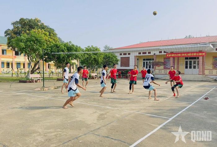 Cán bộ, chiến sĩ Trung đoàn 996 giao lưu bóng chuyền trong ngày nghỉ, giờ nghỉ.