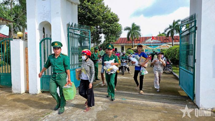Chiến sĩ Đồn Biên phòng Lai Hòa (Bộ đội Biên phòng TP Cần Thơ) hỗ trợ người dân mang đồ về nhà tại Chương trình gian hàng 0 đồng.