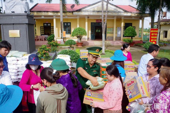 Cán bộ Đồn Biên phòng Lai Hòa trao quà tặng người nghèo tại chương trình “Gian hàng 0 đồng”.
