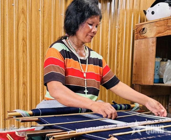  Phụ nữ Cơ Ho bên khung dệt.